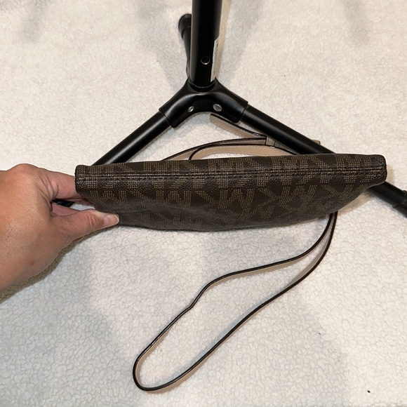 Michael Kors Crossbody Purse Brown and Tan Monogram Print with gold hardware - Picture 11 of 12